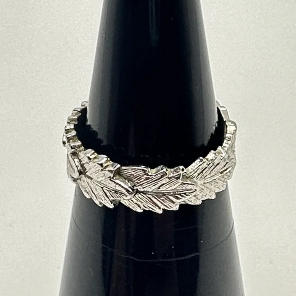 Avon Silver Tone Leaf Band Ring Size 5.5 Vintage Textured Design